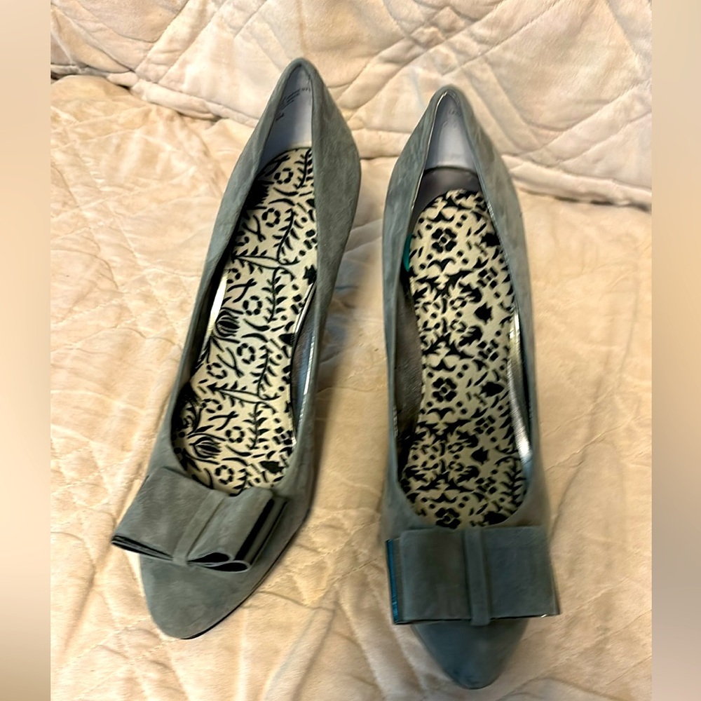 Grey suede Anne Klein heels. Slightly worn.